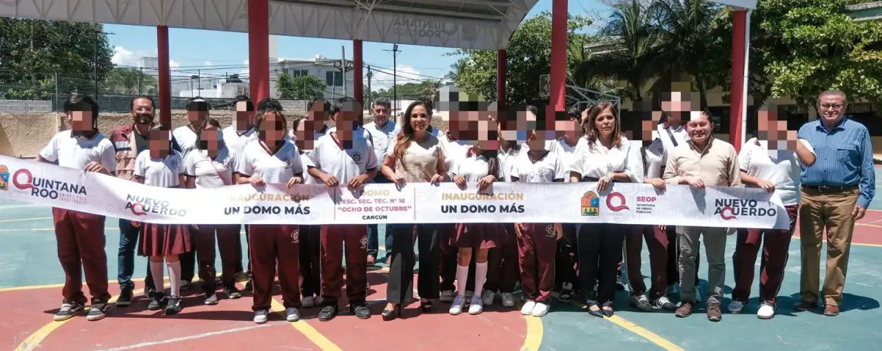 Estudiantes y autoridades durante la entrega de un domo escolar en Cancún