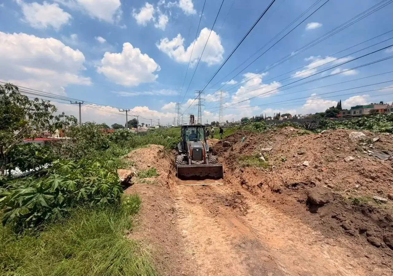 Trabajos de mantenimiento hidráulico en zona federal de CFE en Jardines del Alba