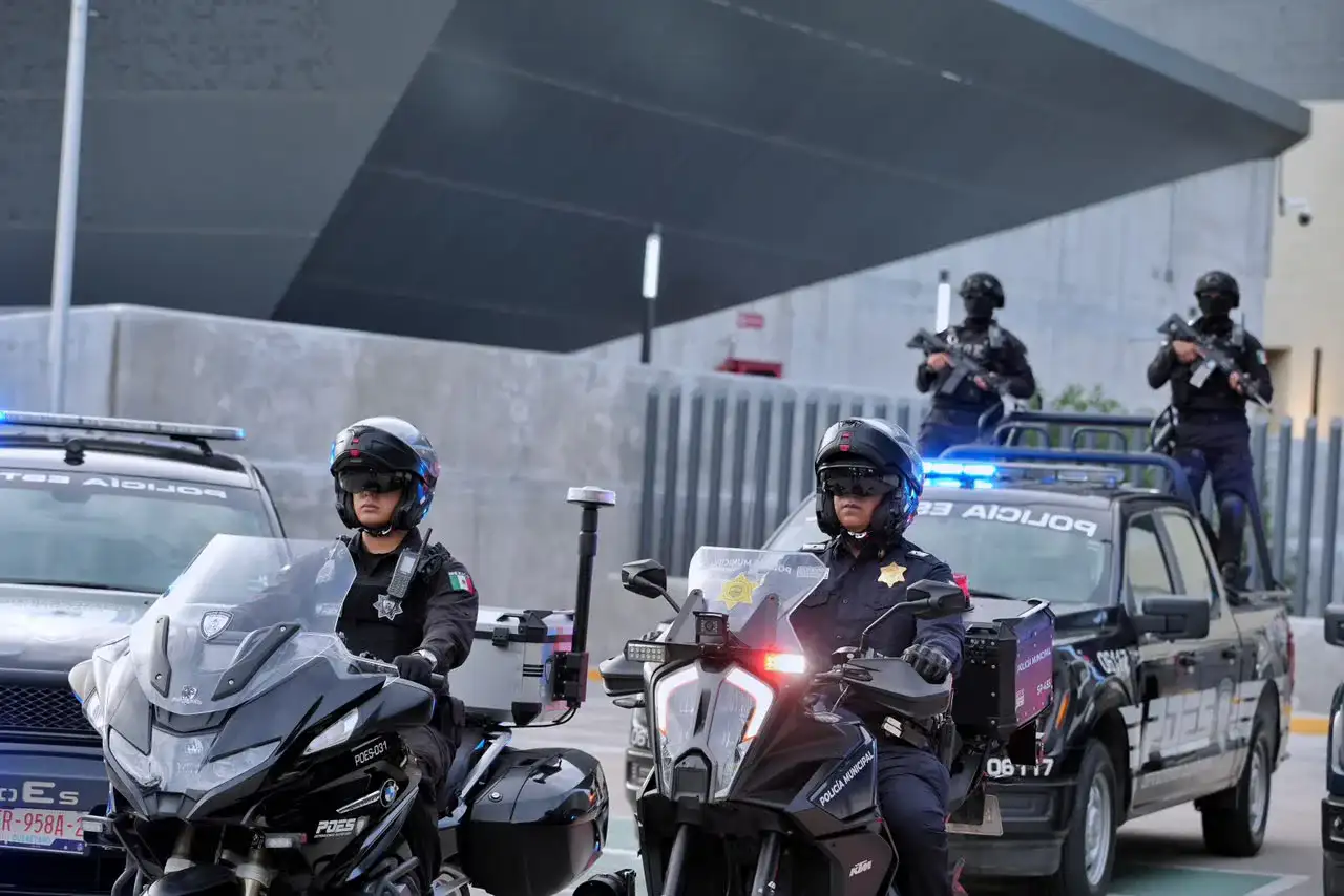 Patrullas de la policía municipal de Querétaro durante un operativo en el Centro Histórico