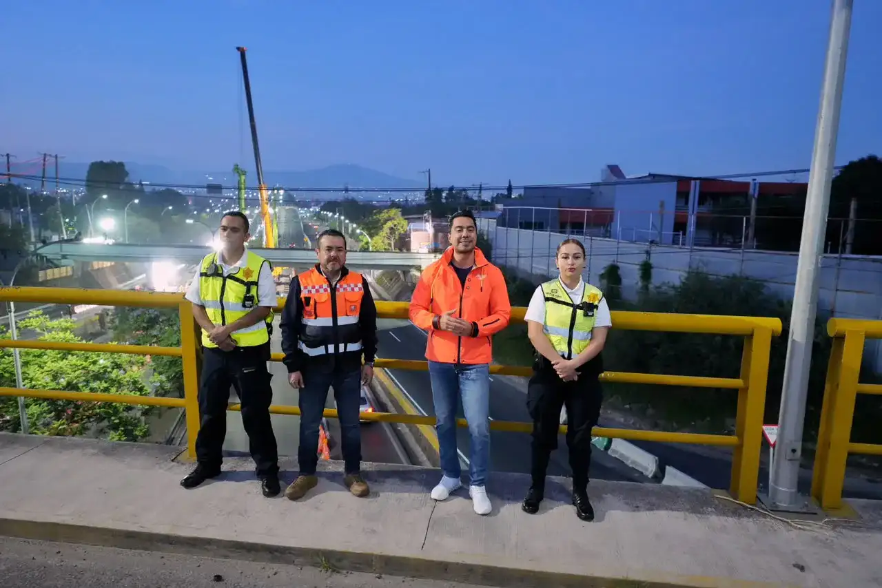 Avenida Bernardo Quintana con reducción de carriles y tráfico fluido durante obras del Tren México-Querétaro.