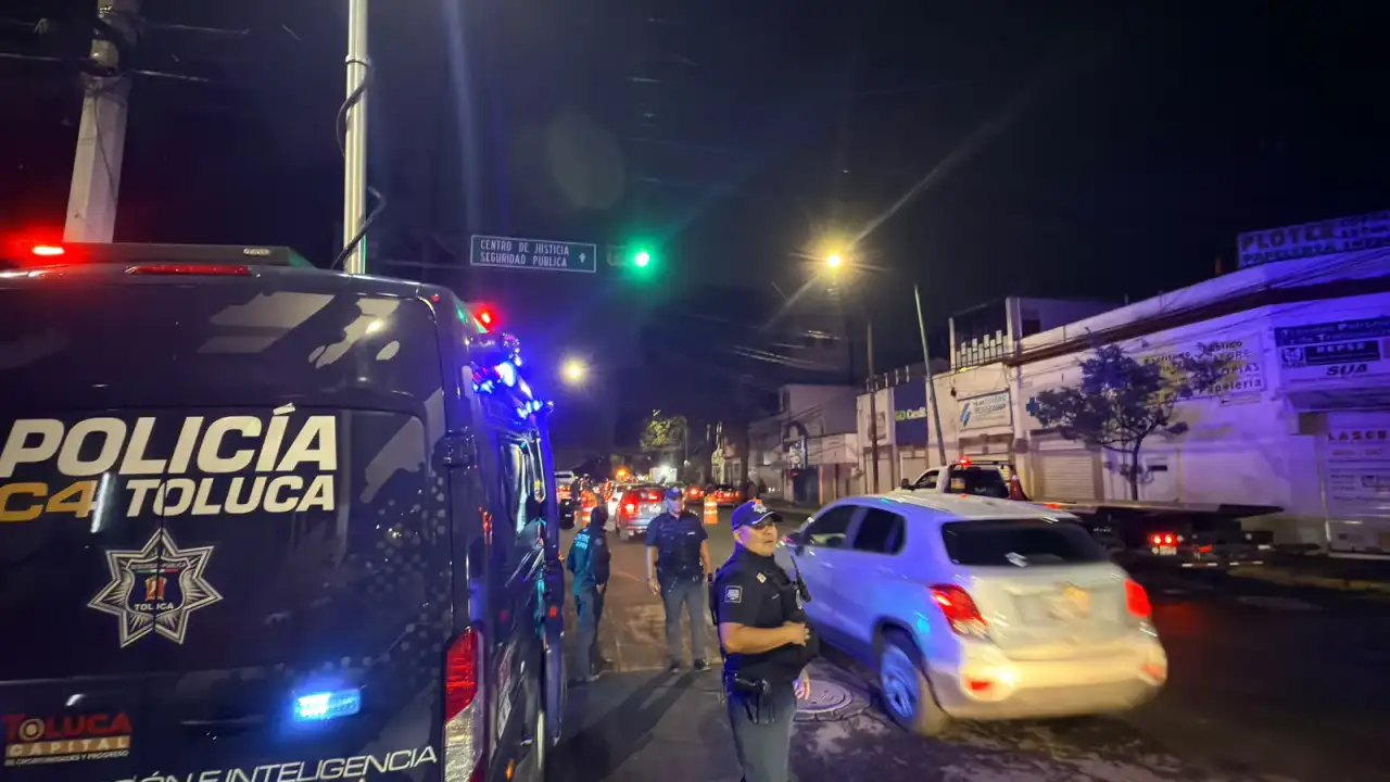 Elementos de tránsito realizan prueba de alcoholimetría a conductor en Toluca
