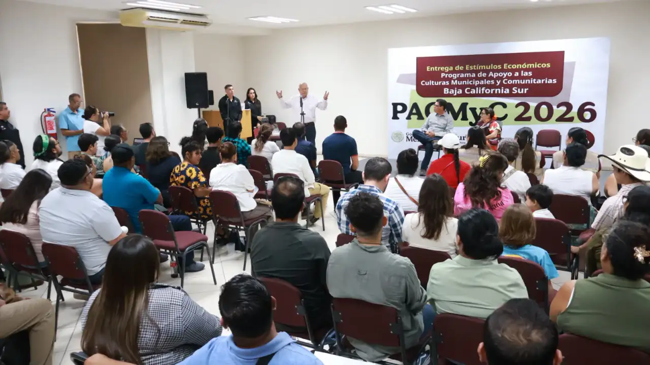 Artesanos y creadores durante la entrega de apoyos del PACMyC en Baja California Sur