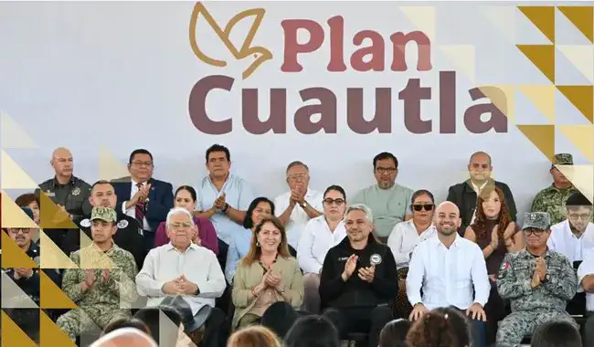 Autoridades durante la presentación de avances del Plan Cuautla en la Unidad Deportiva José María Morelos y Pavón