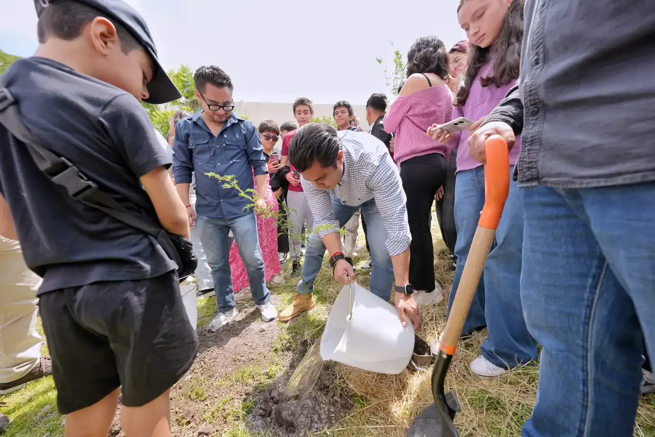 Estudiantes plantando árboles en la preparatoria Bicentenario de Querétaro
