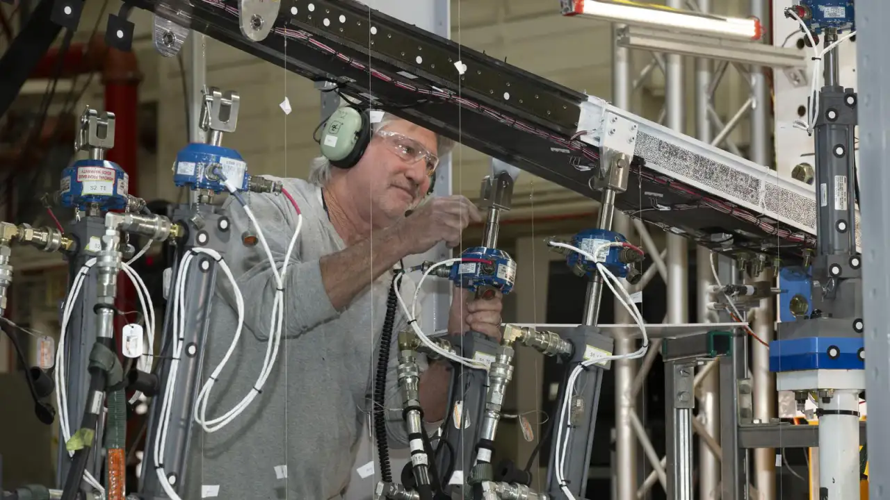 Prueba de esfuerzo de ala compuesta de NASA en laboratorio