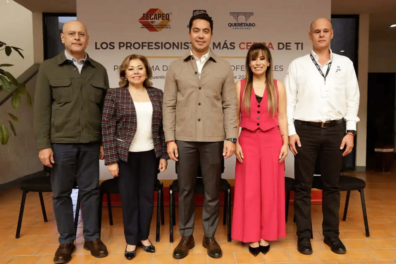 Personas en la inauguración del programa de servicios profesionales en Querétaro