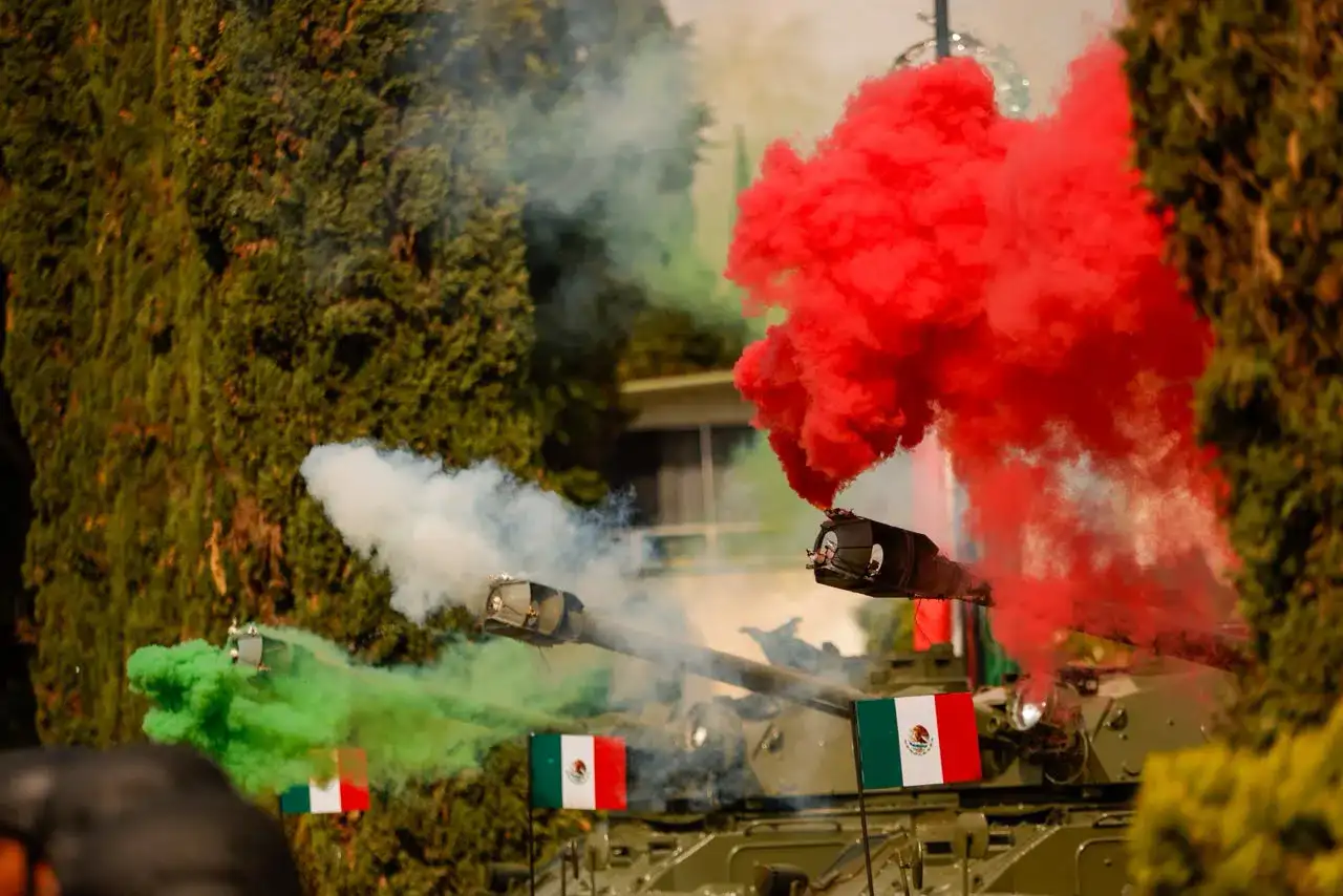 Ceremonia cívica con autoridades municipales y militares en Querétaro
