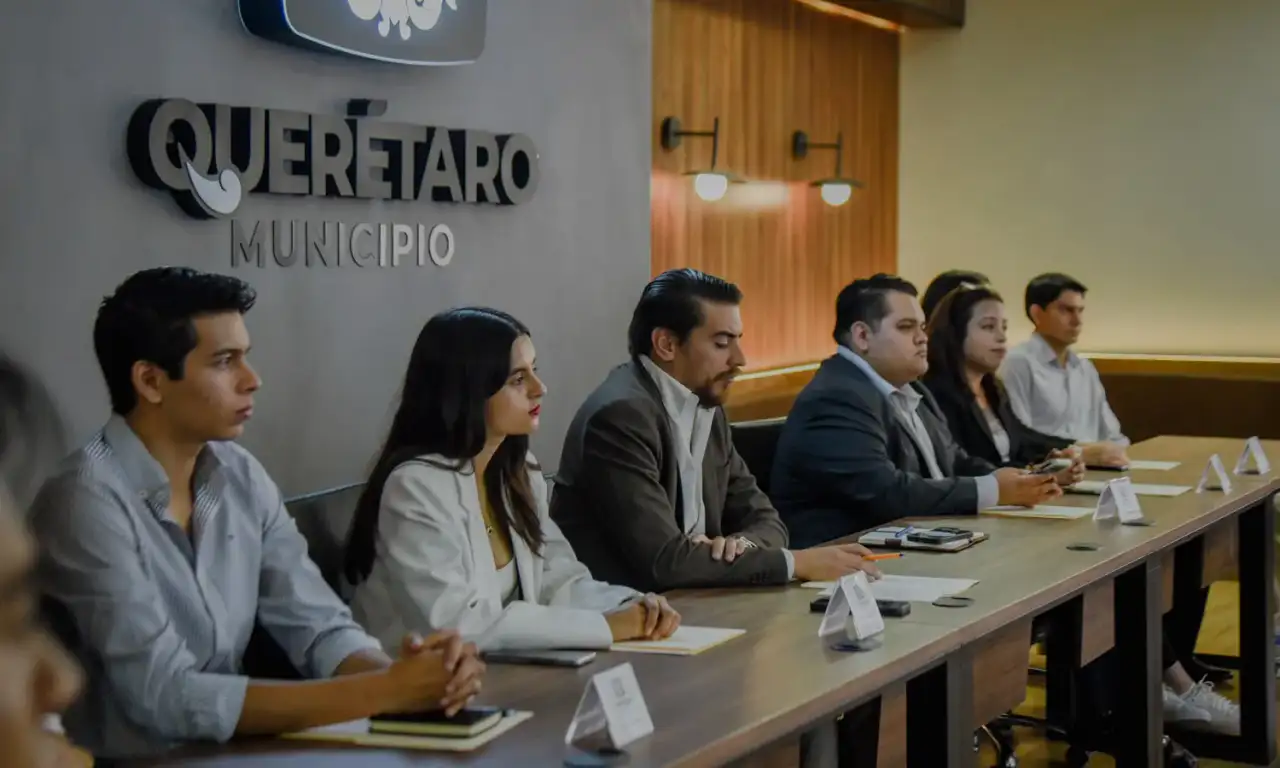 Jóvenes universitarios durante una sesión de trabajo en Querétaro