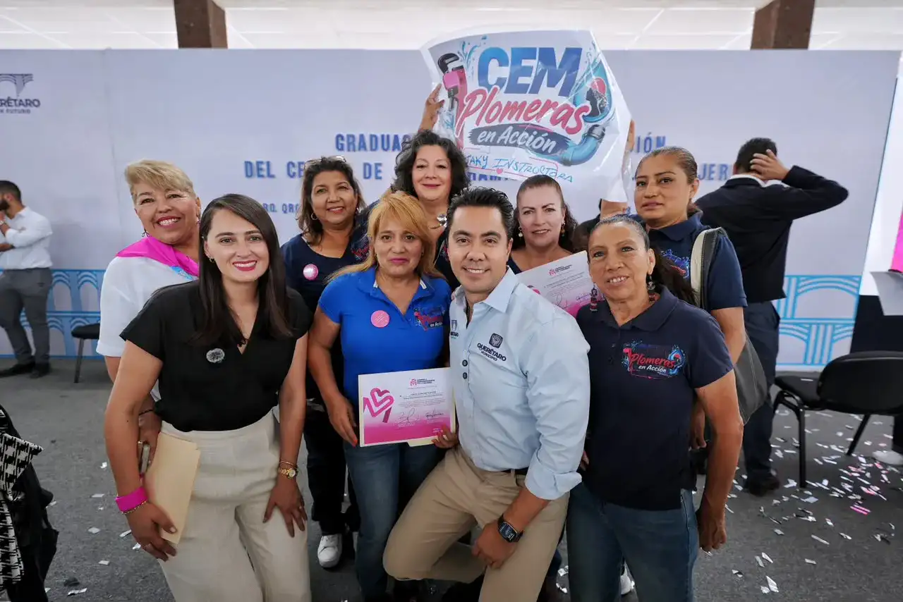 Mujeres en ceremonia de graduación del Centro de Empoderamiento en Querétaro