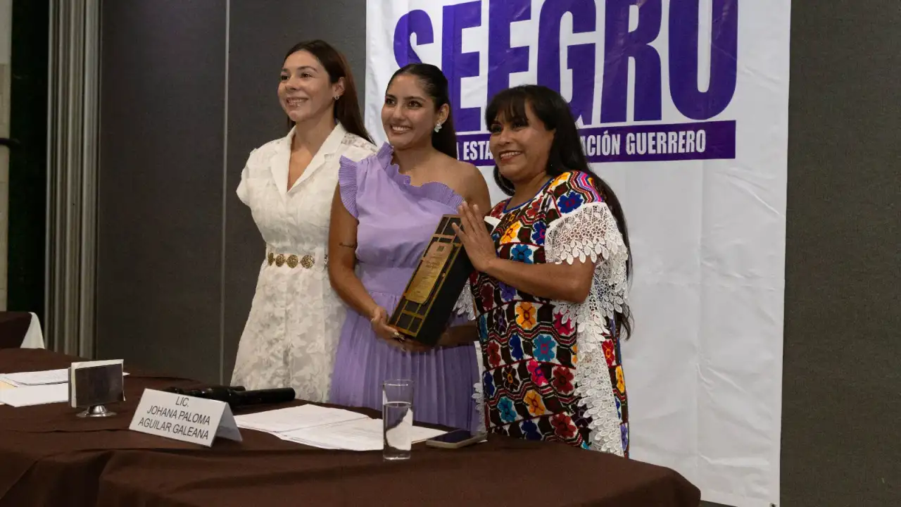 Entrega de reconocimiento a la gobernadora de Guerrero por su labor legislativa