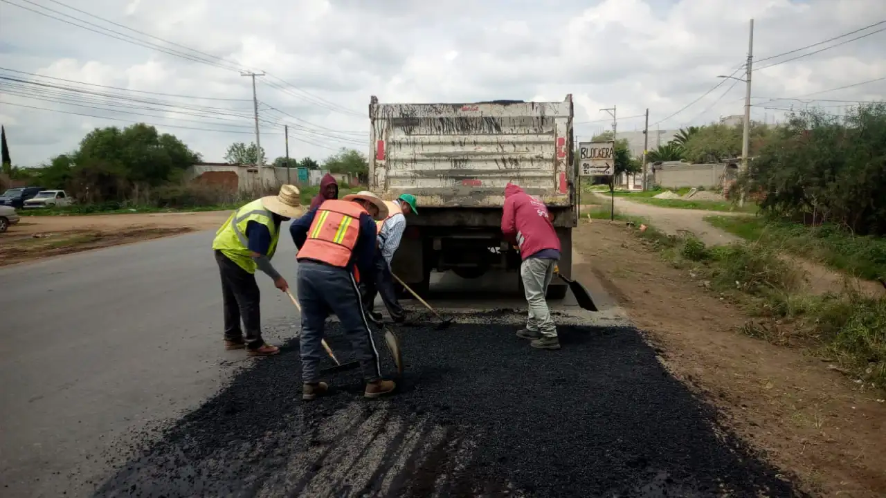 Obras de rehabilitación en carretera Tacoaleche-Casa Blanca, Guadalupe, Zacatecas