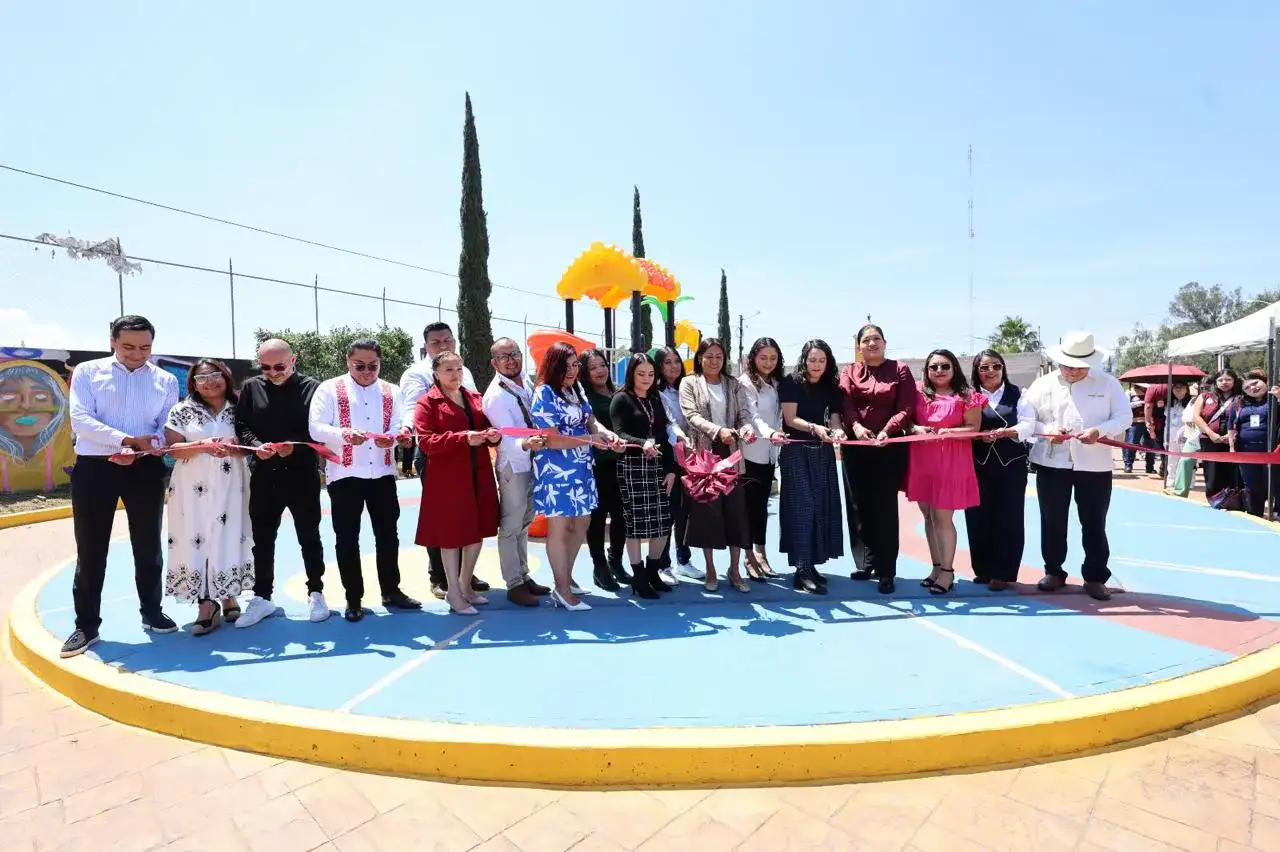 Parque renovado con juegos infantiles y luminarias en Chimalhuacán
