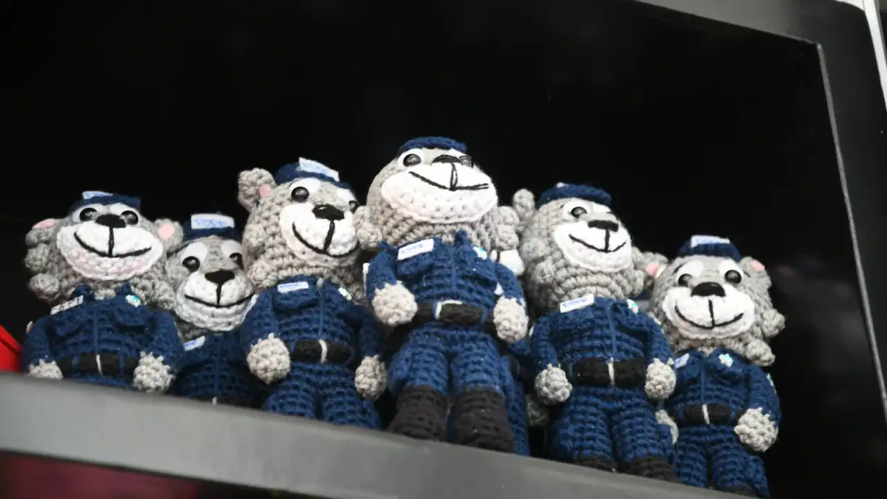 Stand de artesanías con peluches y objetos de madera en el Poliforum de León