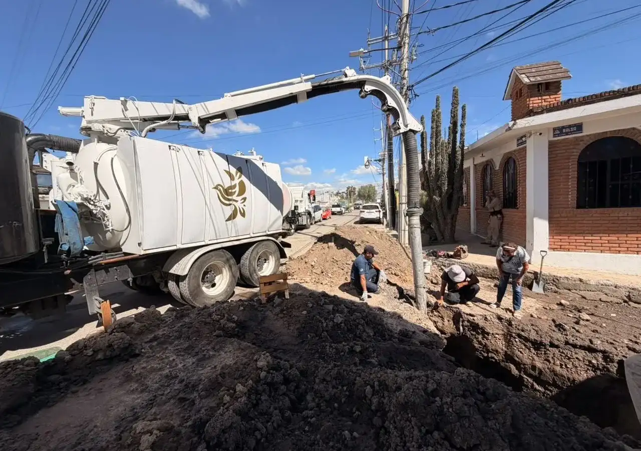 Trabajadores reparando una tubería de agua en una calle de Cuautitlán Izcalli