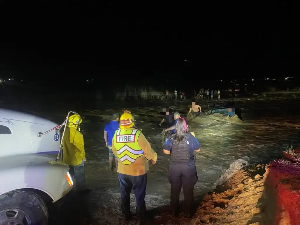 Rescatistas en un arroyo crecido en Los Cabos