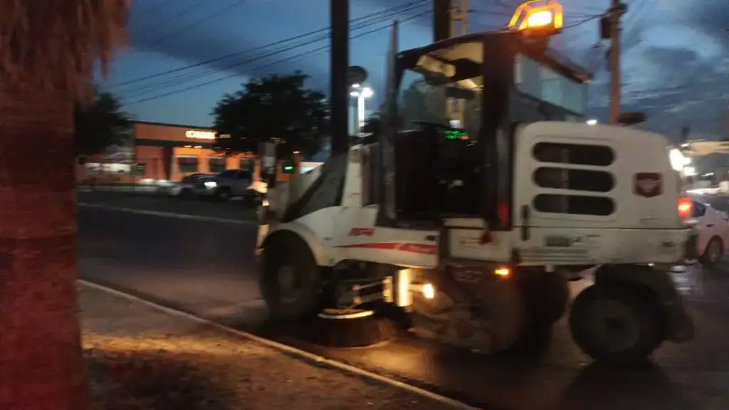 Barredora municipal durante labores de limpieza nocturna en un bulevar de Reynosa