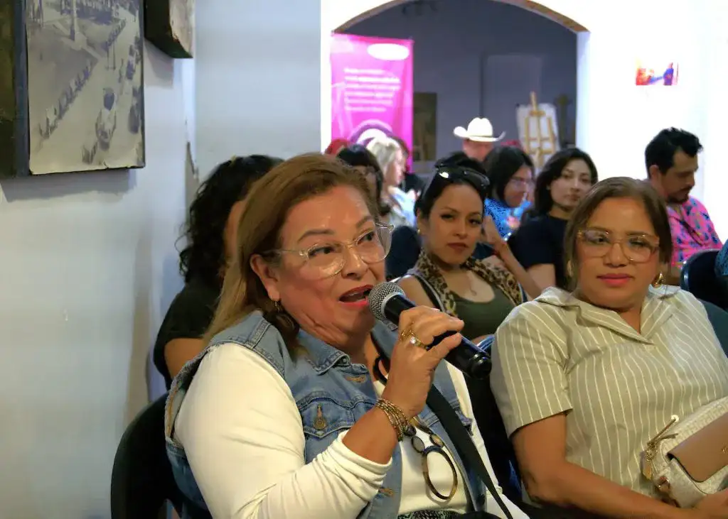 Mujeres fotógrafas durante un conversatorio en Reynosa sobre narrativa visual