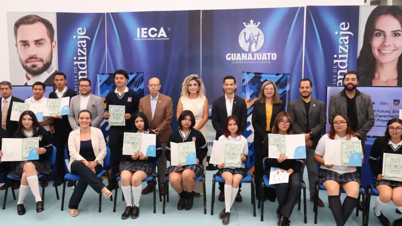 Estudiantes de bachillerato durante una ceremonia de entrega de constancias en Guanajuato