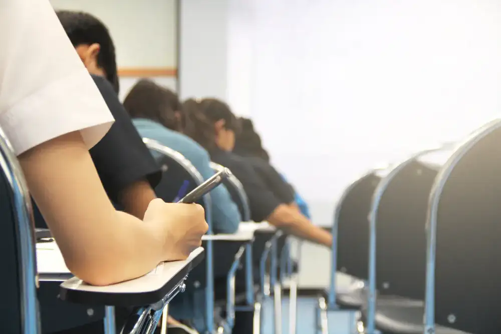 Niñas y niños en un salón de clases de una escuela pública en México
