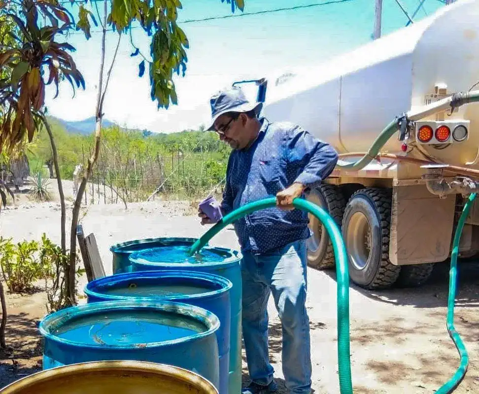 Pipa de agua circulando por una carretera rural en Sinaloa para abastecer a comunidades afectadas por sequía