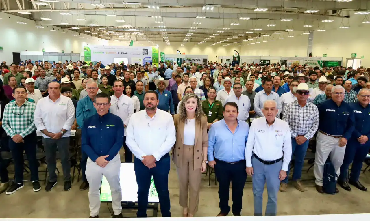 Productores agrícolas reunidos en evento de lanzamiento de programas en Sinaloa