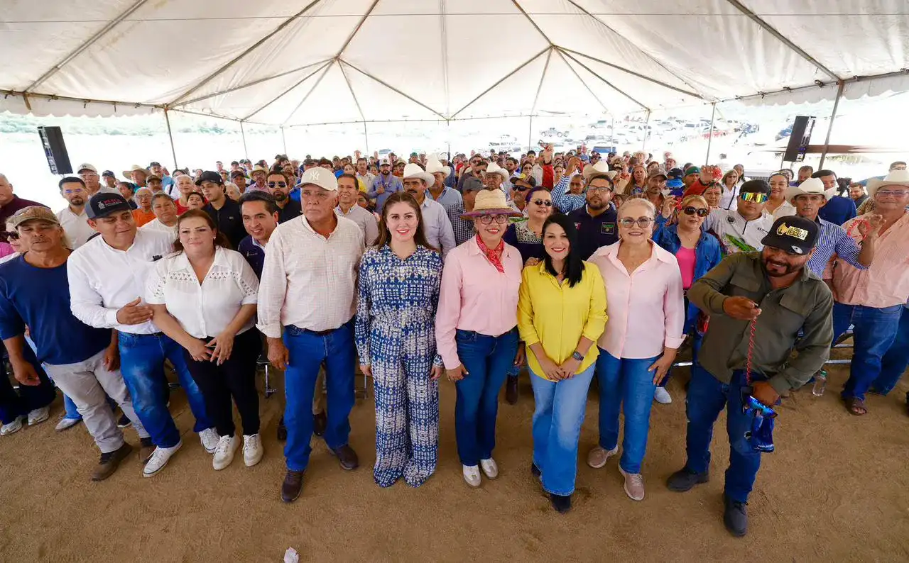 Autoridades y pescadores durante la siembra de alevines en la presa Huites