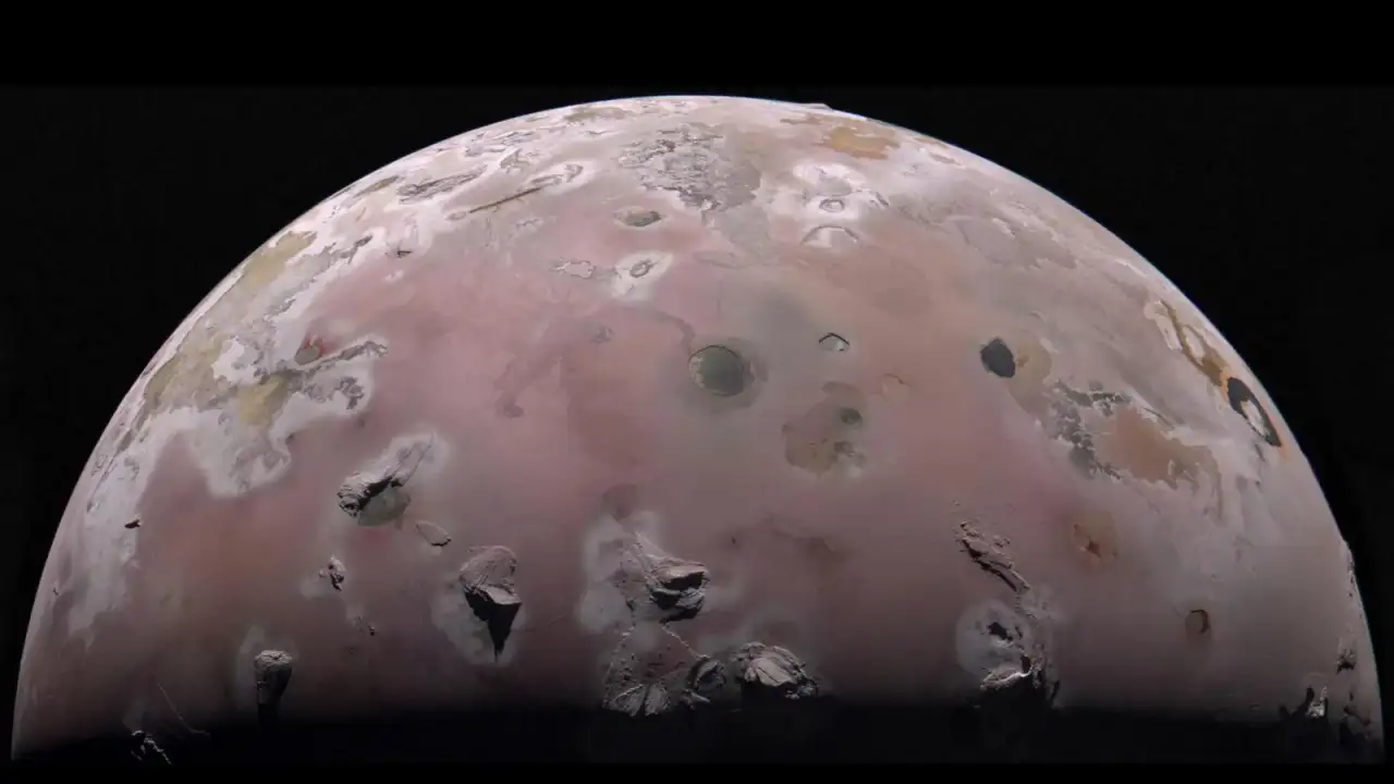 Ilustración de la sonda Juno sobrevolando la luna Ío con Júpiter al fondo