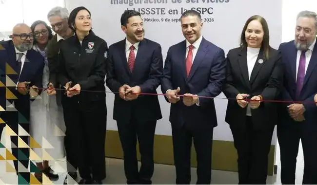 Autoridades durante la inauguración del complejo de servicios