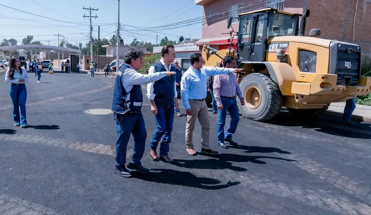 Autoridades supervisan obras de pavimentación en la avenida Paseo de la Ferrería en Durango