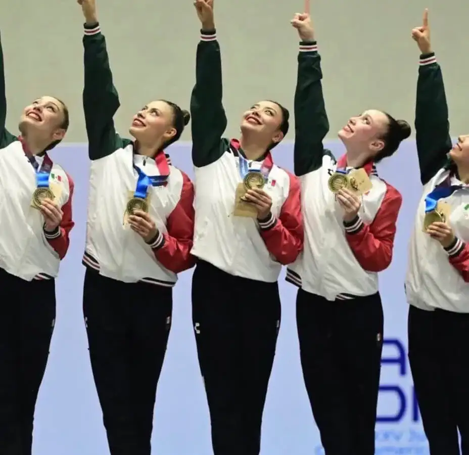 Gimnasta mexicana en competencia de gimnasia rítmica con implementos