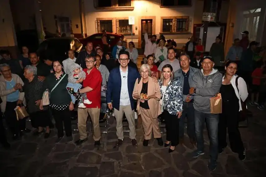 Vecinos reunidos en el barrio de San Antonio durante una tertulia