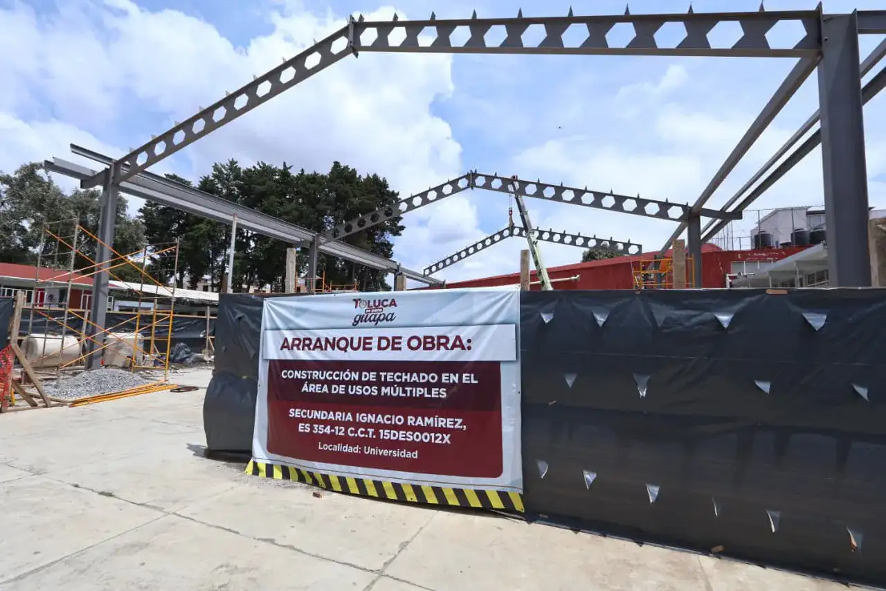 Estructura metálica de techumbre en construcción en una escuela de Toluca