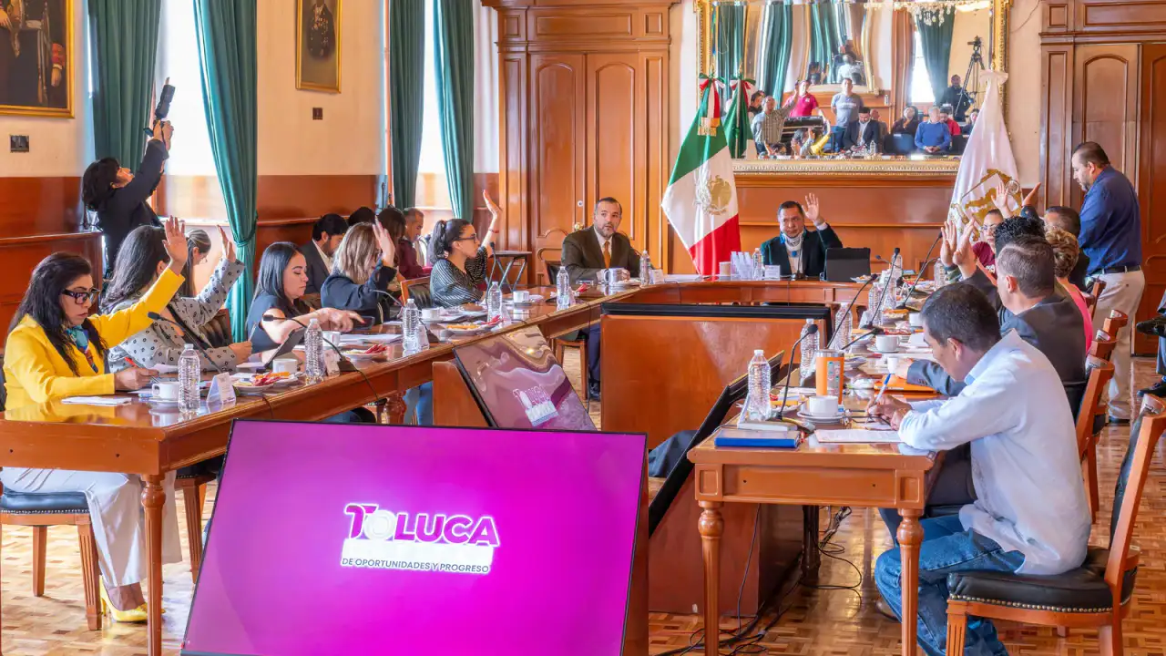 Sesión de cabildo en Toluca donde se aprobó la ampliación de descuentos en agua