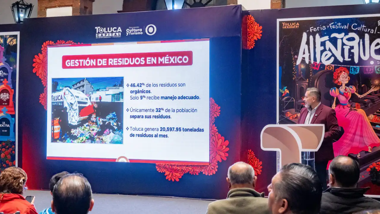 Contenedores para residuos orgánicos en una calle de Toluca
