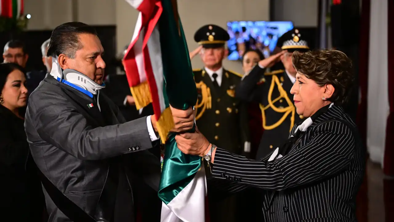 Personas reunidas en la Plaza de los Mártires durante la ceremonia del Grito de Independencia en Toluca