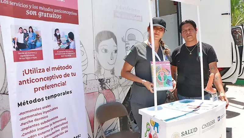 Unidad móvil Edusex frente a una escuela secundaria en Baja California Sur