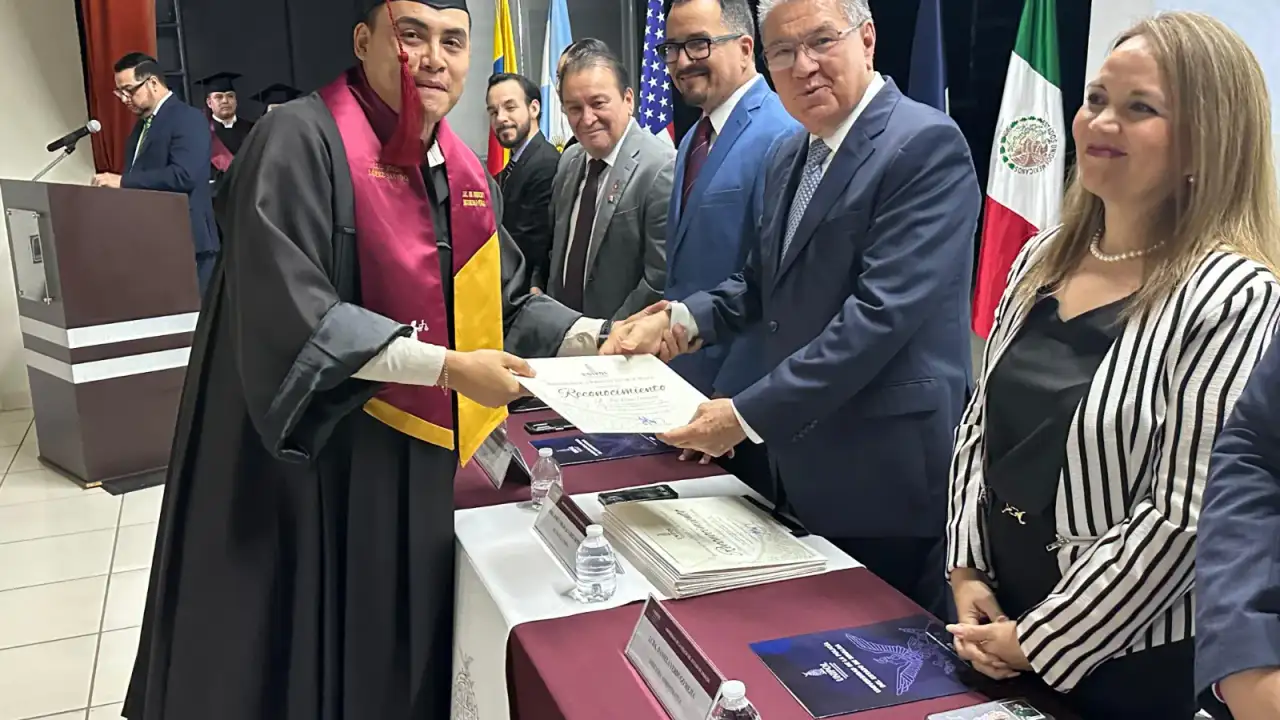 Egresados de la Universidad de la Policía de Sinaloa durante su ceremonia de graduación