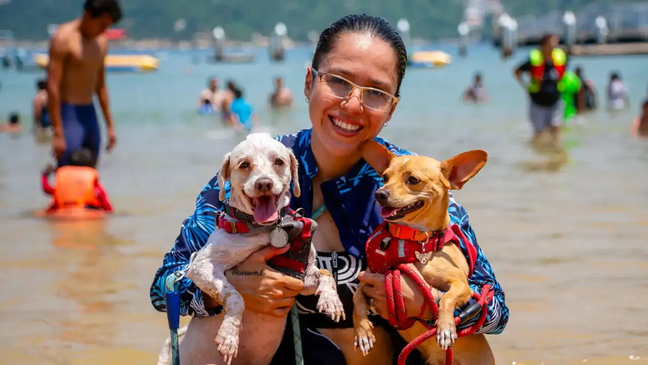 Vista aérea de la playa de Acapulco con hoteles y turistas