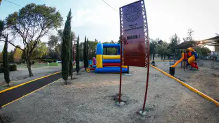 Áreas verdes y andadores del Parque Naucalli en Naucalpan, Estado de México