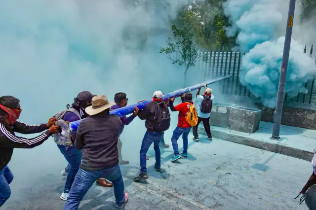 Imagen editorial de apoyo para la nota: Gobierno plantea aseguradora pública para destrabar conflicto con la CNTE