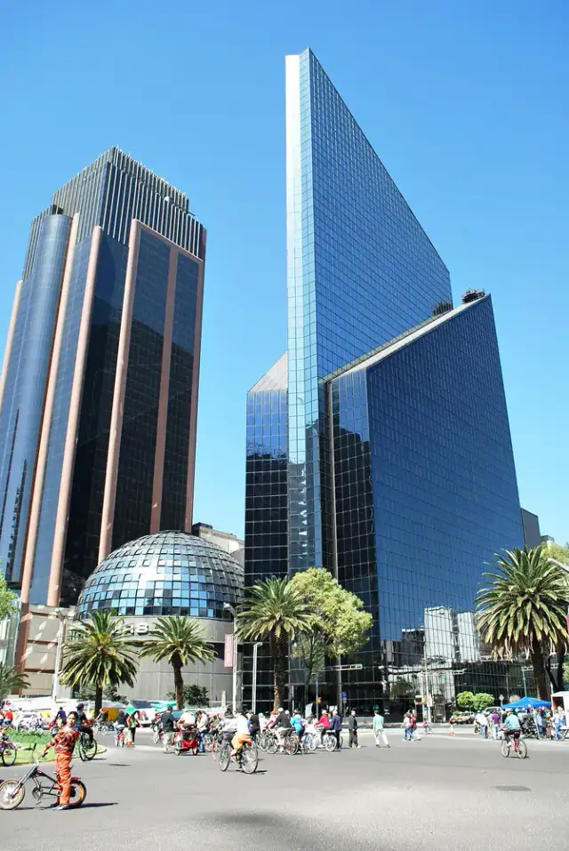 Imagen editorial de apoyo para la nota: Inversión privada en México se enfría entre reforma judicial, SAT y T-MEC