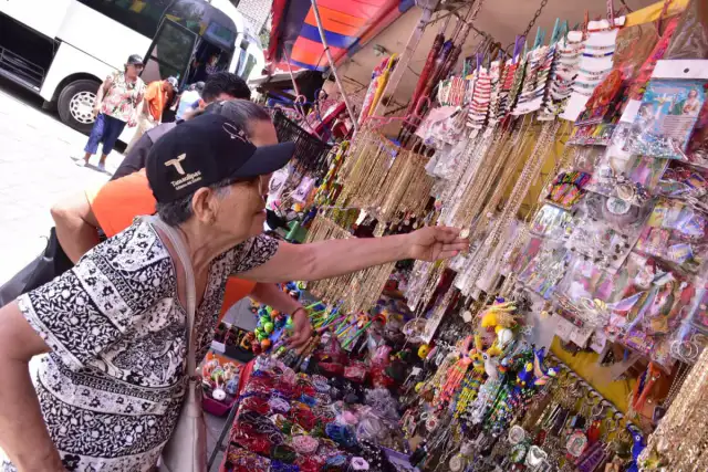 Grupo de adultos mayores frente a la Virgen Monumental de El Chorrito en Hidalgo, Tamaulipas