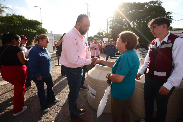 Entrega de tinacos a familias en Ciudad Juárez