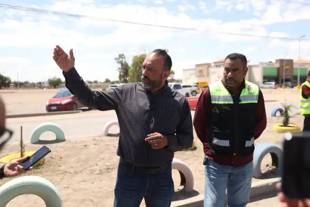 Alcalde de Juárez supervisa bacheo en Riberas del Bravo
