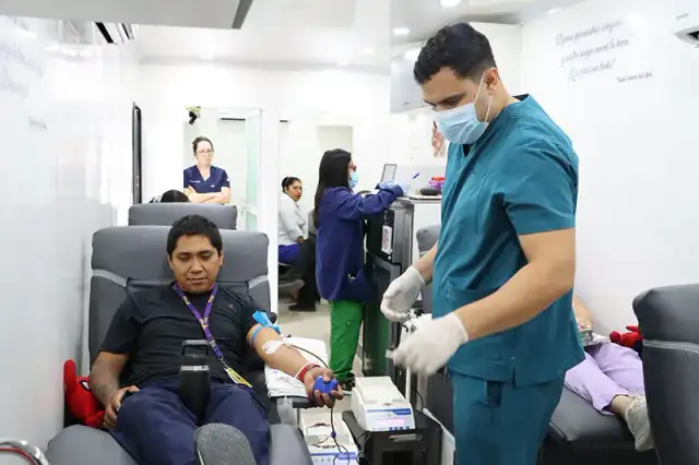 Personal de salud en un centro de transfusión sanguínea