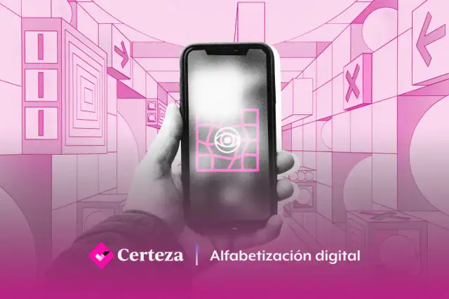 Ilustración de un teléfono móvil con iconos de redes sociales rodeados de engranajes.