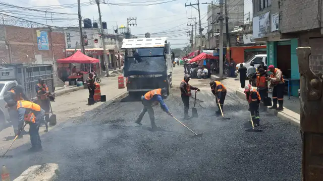 Trabajadores de Obras Públicas realizan bacheo en calle Ignacio Allende en Chimalhuacán