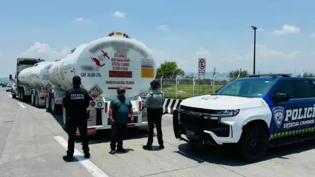 Tractocamión con tanques asegurado en Apaseo el Grande