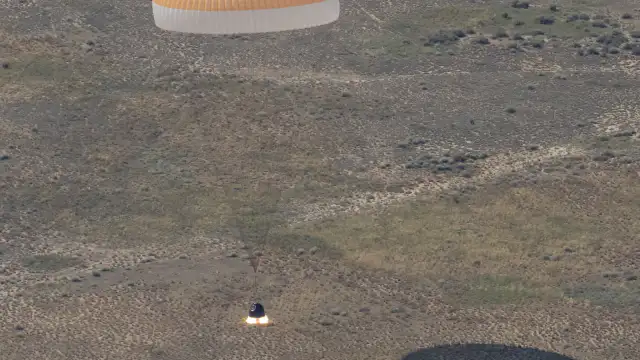 Cápsula Soyuz MS-28 descendiendo en paracaídas sobre las estepas de Kazajistán