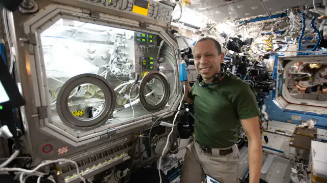 Astronauta Chris Williams durante misión espacial en la Estación Espacial Internacional